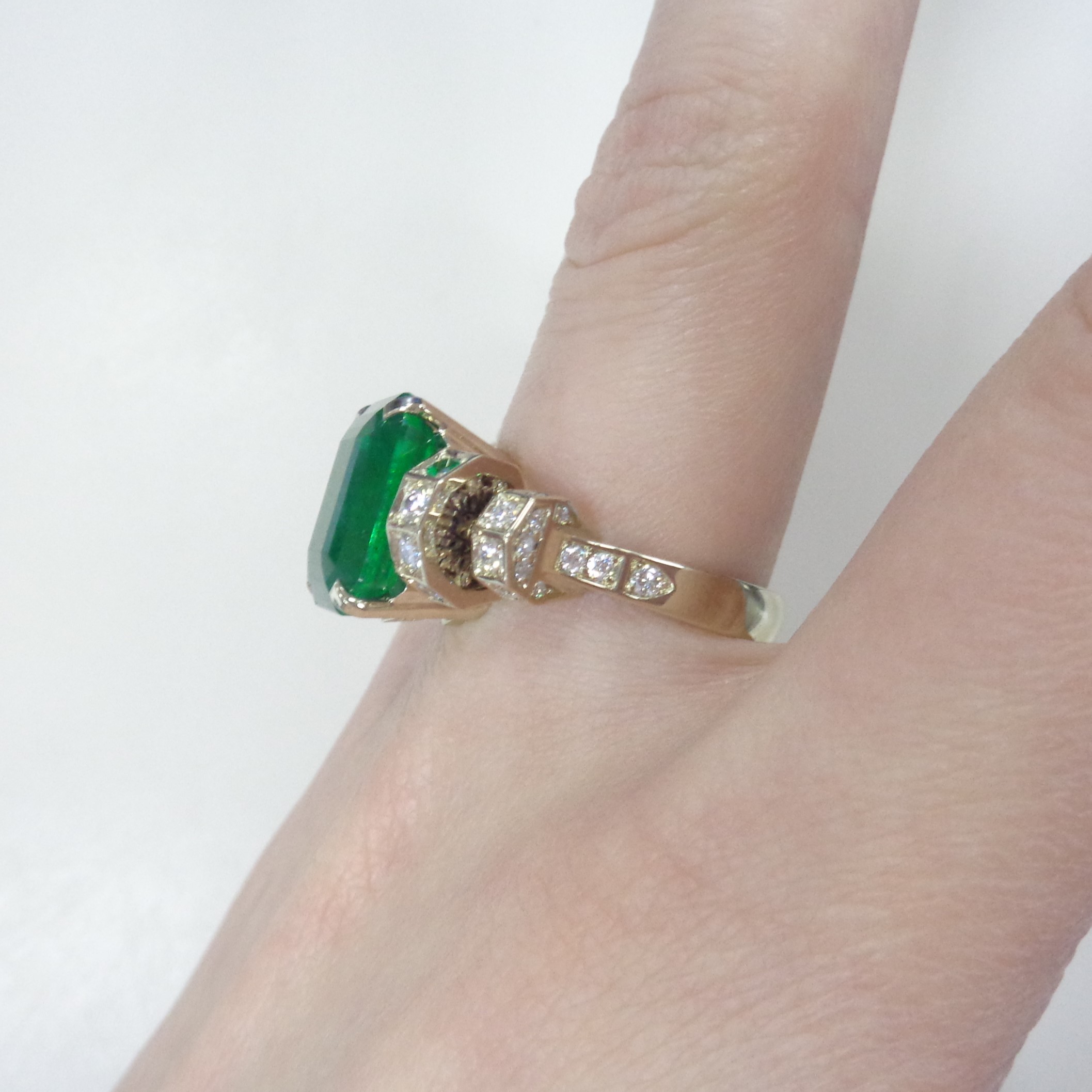 Кольцо из белого золота с изумрудом